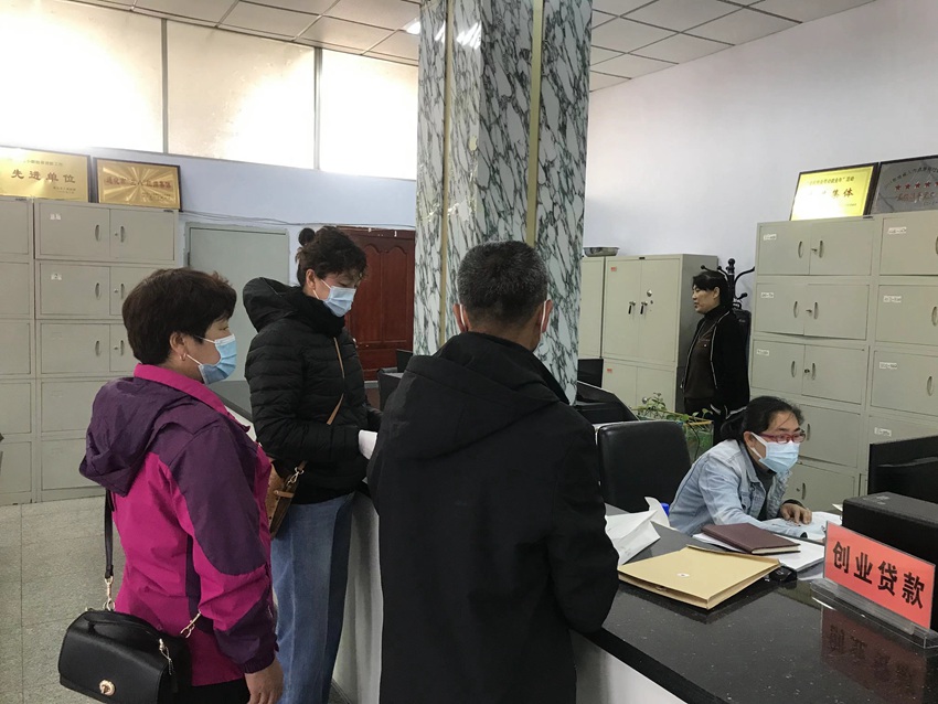 金沙威尼斯欢乐娱人城脚踏泥土身沾露珠 奋力绘就乡村振兴壮美画卷(图4)