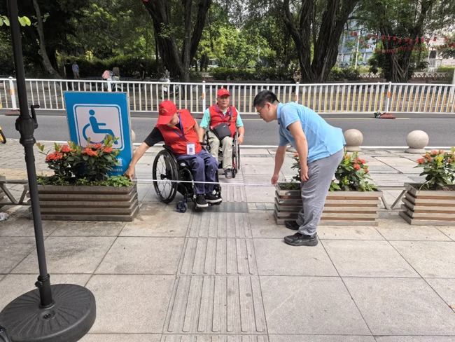 金沙威尼斯“一路坦途” 福州市住建局开展无障碍环境建设体验督导活动(图2)